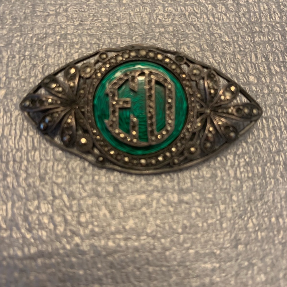 Vintage broach w stone